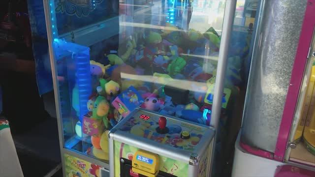 СУПЕР ВЫИГРЫШ, ВЫИГРАЛ НЕПОНЯТНЫЙ МЕШОЧЕК В АВТОМАТЕ С ИГРУШКАМИ смотреть онлайн