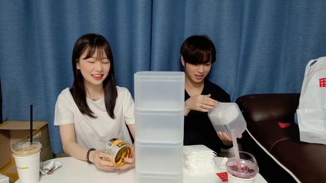 (SUB) 침대에 편하게 누워서 여학생에게 생리대를 기부하는 방법 смотреть онлайн