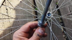 Обслуживание передней втулки велосипеда на насыпных подшипниках.