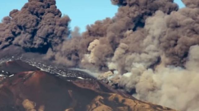 Mount Etna earthquake after incredible images show lava oozing amid eruption смотреть онлайн