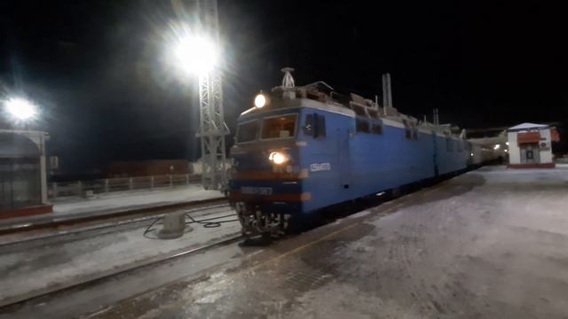 ВЛ80С с ЭПТ прибывает с пассажирским смотреть онлайн