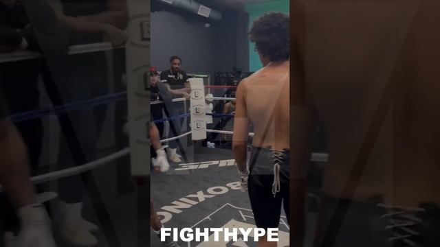 GERVONTA DAVIS FIRST RYAN GARCIA SPARRING LOOK; SIZES UP HOW TO GET INSIDE ON TALLER ELIJAH FLORES смотреть онлайн