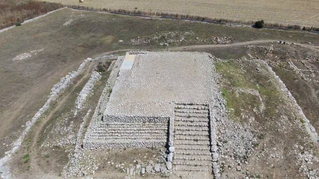 Sardegna Altare Monte d'Accoddi - Piramide 2700 BC смотреть онлайн