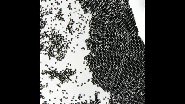 Self-assembly of 25 micron Polystyrene beads imaged under a microscope смотреть онлайн