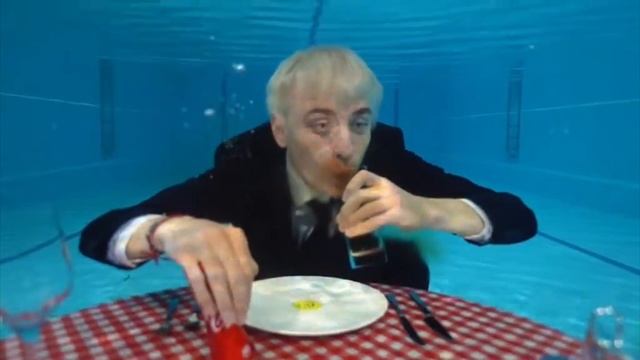 Ем еду под водой Челендж смотреть онлайн