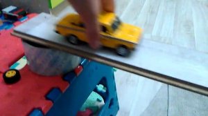 Машины едут в воду.