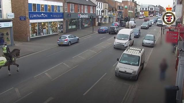 Mounted police chase down and fine driver for using phone смотреть онлайн