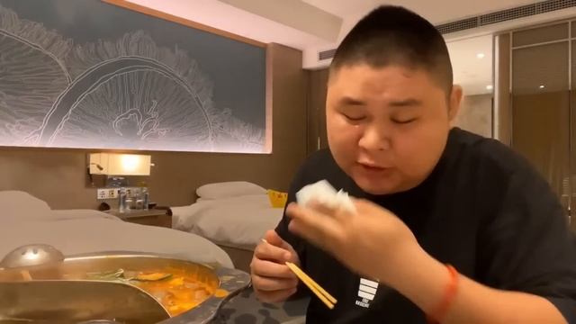 挑战178元一位的南京海鲜自助！肥牛居然全是合成肉？鲍鱼也不是鲜活的这下亏大了【都市陈大胖】 смотреть онлайн