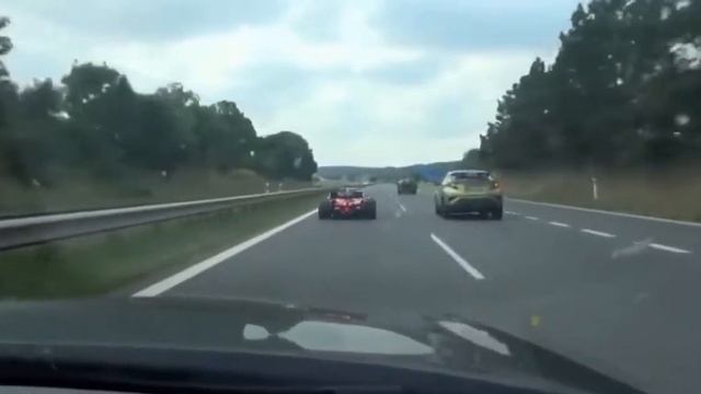 На автобане в Чехии ездить болид формула1😱🤯 смотреть онлайн