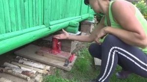 Поправила столбик под домиком при помощи домкрата 2019 года