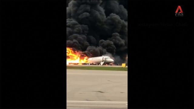 Russian passenger plane catches fire during emergency landing in Moscow смотреть онлайн