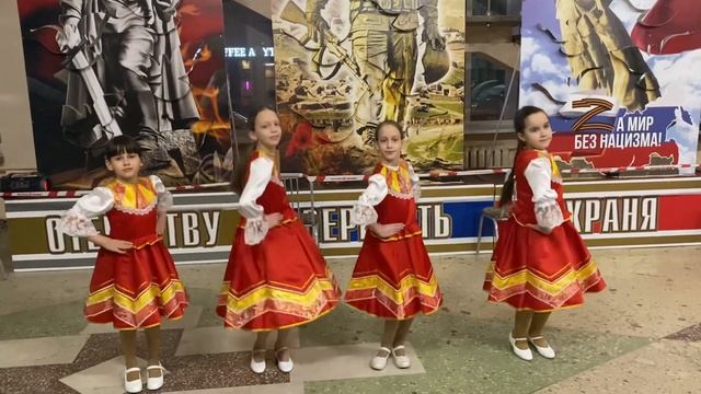 Ансамбль «Потешки» - Пошла млада за водой смотреть онлайн