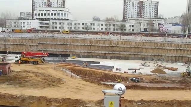 HITACHI ZAXIS 450 LC в большом котловане. смотреть онлайн