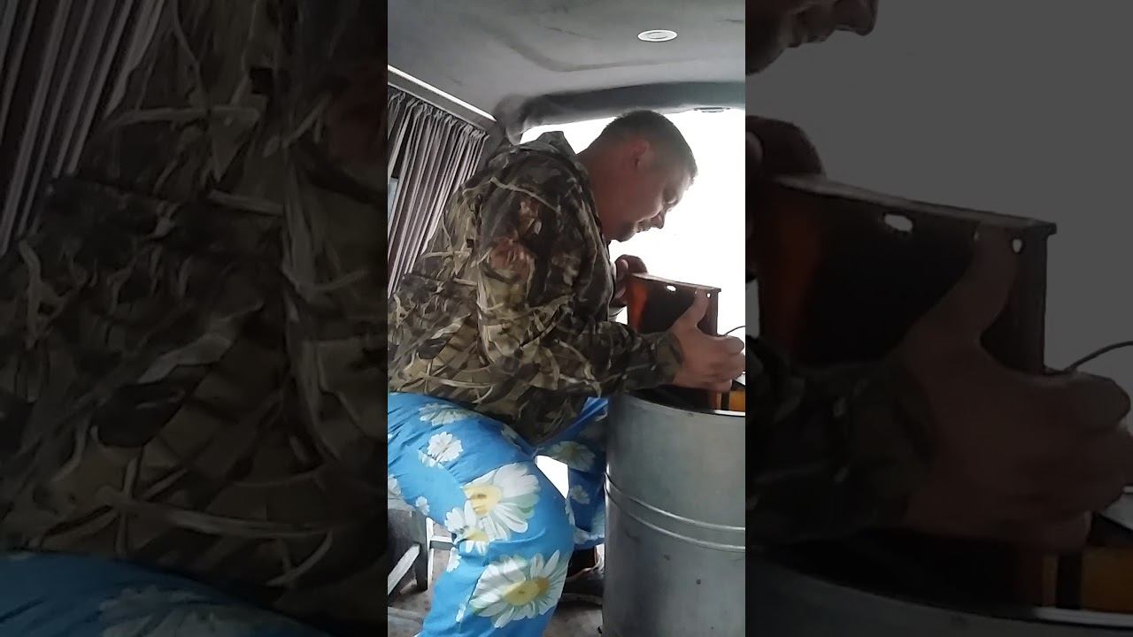 Трех рамочная медогонка - качяем мед в машине . смотреть онлайн