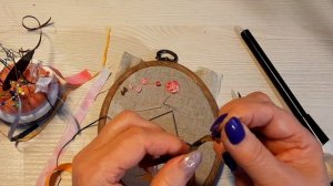 Вышивка лентами. Как заправить  ленту в иглу.