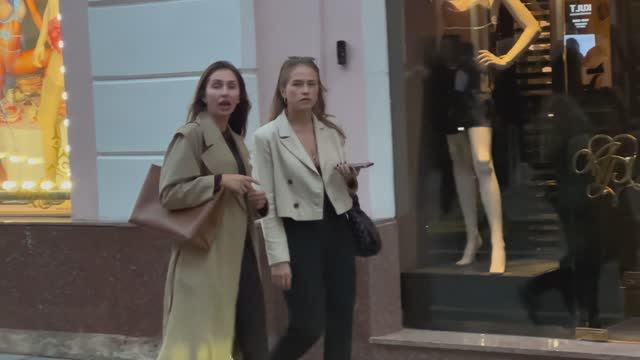 4K. Paparazzi Goes On The Hunt To Take Beautiful Pictures On The Streets Of Moscow.