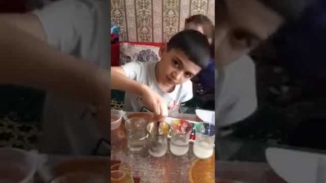 Костеков Арсланали со своим опытом «Радужная вода» группа Гномики смотреть онлайн