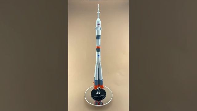 РН Союз 2 с пилотируемым космическим кораблем. Масштаб 1:100 смотреть онлайн