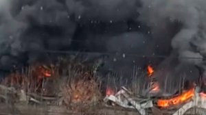 Пожар на складе в Климовске удалось локализовать. У здания частично обрушилась кровля