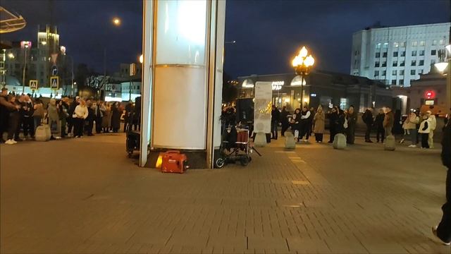 Наше путешествие заканчивается. Вечерний музыкальный Арбат нас провожает. смотреть онлайн