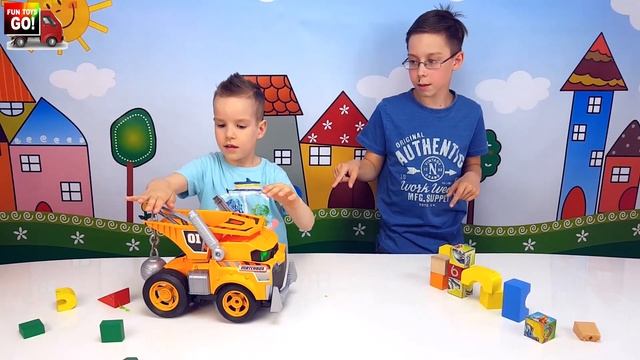 Toys Dump truck Excavator We dig sand for the playground. Smart cars Daesung Toys. funny videos смотреть онлайн