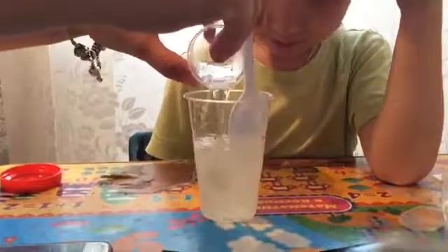 Делаем СВЕТЯЩЕГОСЯ ЛИЗУНА для детей смотреть онлайн