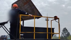 Загрузка погрузчиком нефтешлама на сжигание в инсинератор