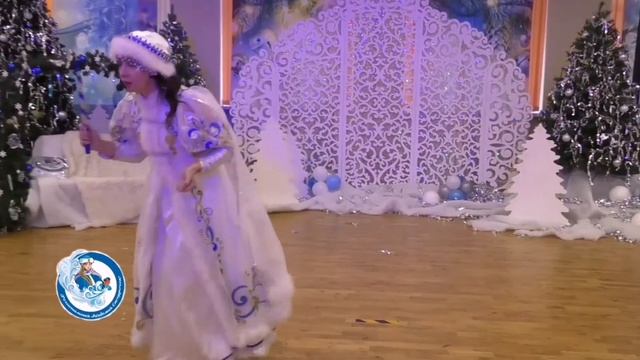 Фокус с конфетами, волшебная палочка снегурочки. Простой фокус для начинающих смотреть онлайн