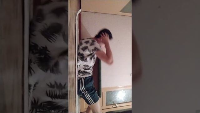 выполняю планку 55 сек и поднимаение туловища 40 раз, главное не сдаваться смотреть онлайн