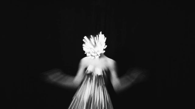 Alexander McQueen 'Process' - GUINEVERE VAN SEENUS смотреть онлайн