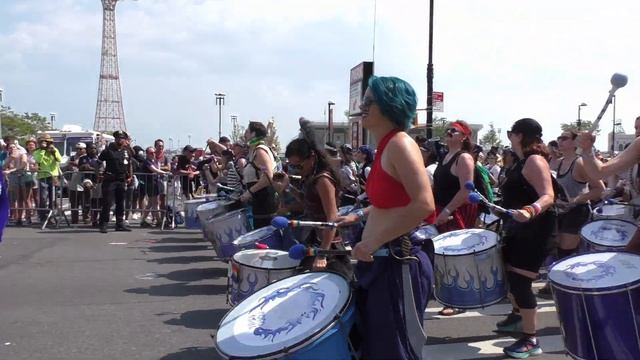 Mermaid Parade~Coney Island~2023~Fogo Azul Closes Out the Show~NYCParadelife смотреть онлайн