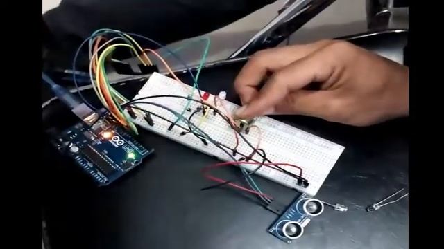 Ultrasonic Sensor HC-SR04 and LCD on Arduino Uno смотреть онлайн