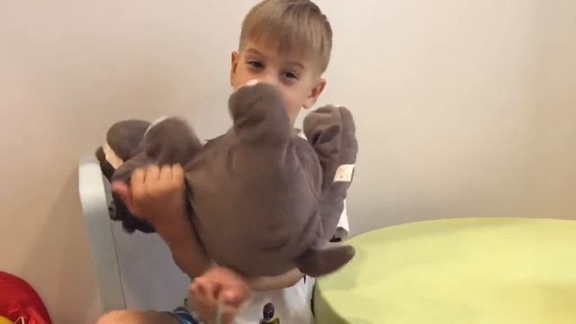 Learn the animals in English and Russian language / boy teacher / учим английский / дети смотреть онлайн