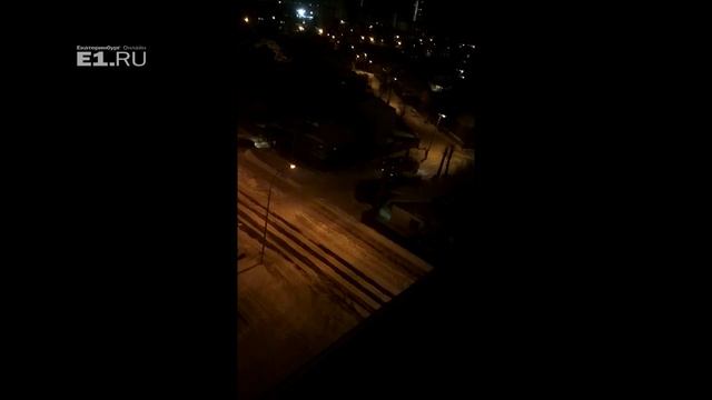 В частном секторе из-за сильного ветра заискрили провода смотреть онлайн