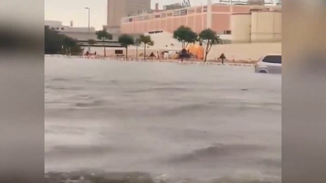 Dubai is going underwater! People have never seen such floods, storms and rains in the UAE смотреть онлайн