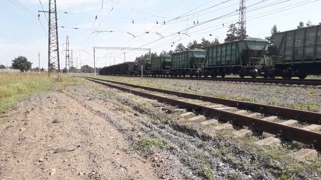 Электровоз ВЛ10-1660 с грузовым поездом смотреть онлайн