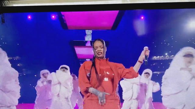 Rhianna new dance move trend touch and smell your😺 and grinned. Finally a women move 😂#sunvie19news смотреть онлайн