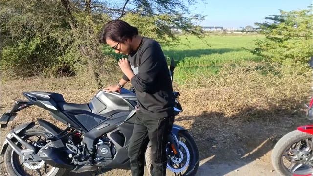 Bajaj Pulsar F250 VS Pulsar RS 200 l Detailed Comparison l Which is Better in 2023 ? смотреть онлайн