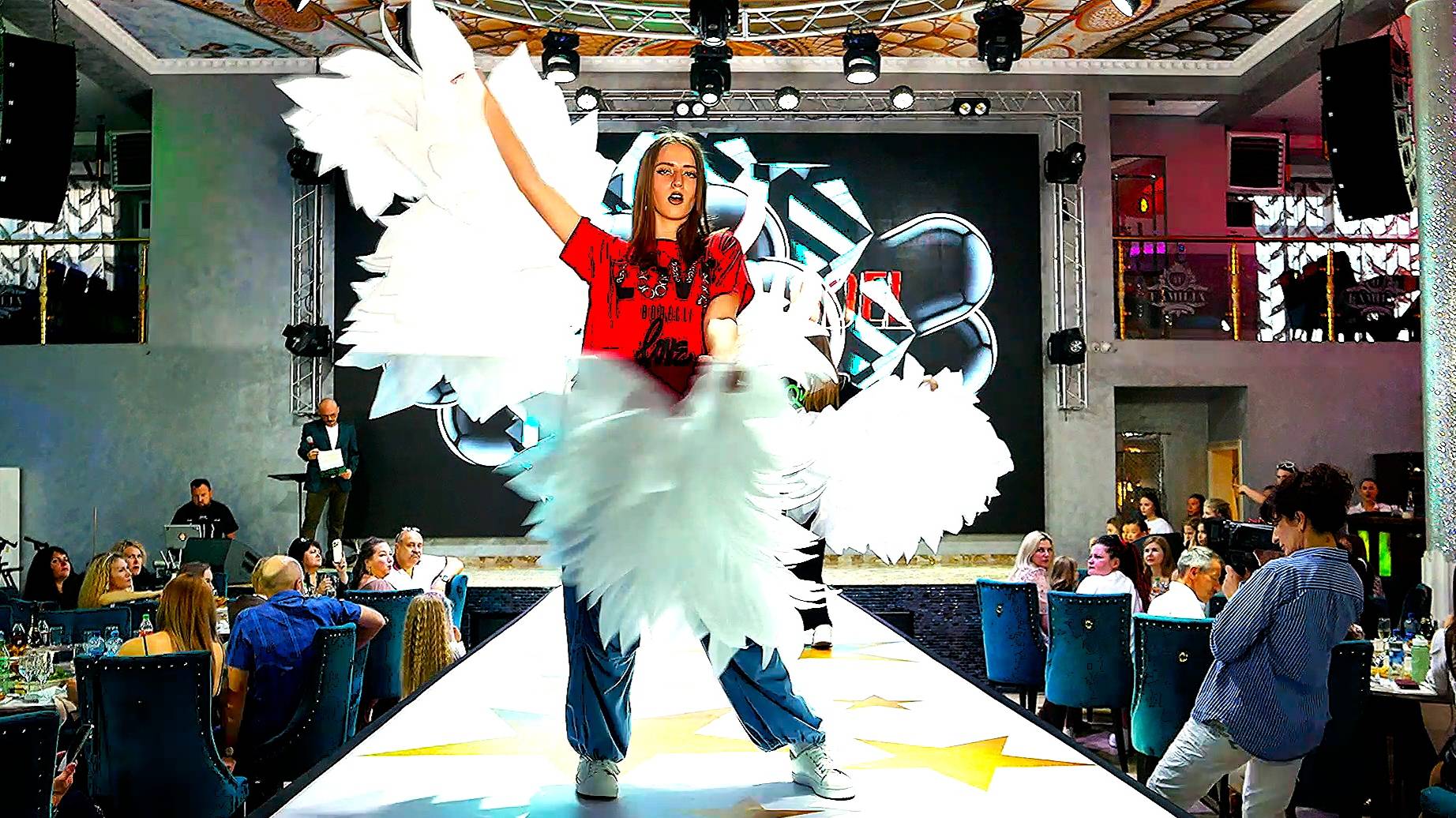 КРЫЛЬЯ FASHION SHOW OF YOUNG GIRLS MODELS . ДЕФИЛЕ ЮНЫХ ДЕВУШЕК МОДЕЛЕЙ WINGS / 1000планет смотреть онлайн