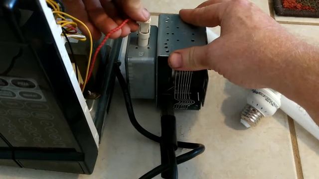 Testing a Microwave Magnetron with a Florescent Light Bulb смотреть онлайн