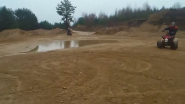 нашел старое видео . гоняли на квадриках по карьеру смотреть онлайн