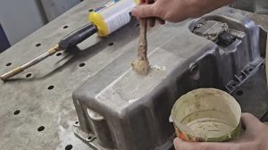 Проверка сварки на скрытые поры и трещины при помощи мела и керосина (проверка мел-керосин).