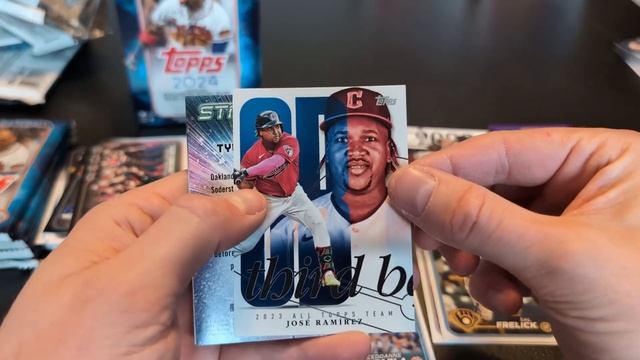 RETAIL FACEOFF - 2024 Topps Series 1 Blaster Box vs. $5 Blister Packs! смотреть онлайн