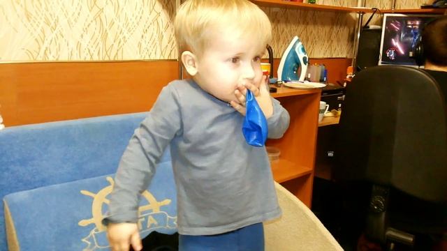 Ребенок в 2 года надул шарик в4 метра смотреть онлайн
