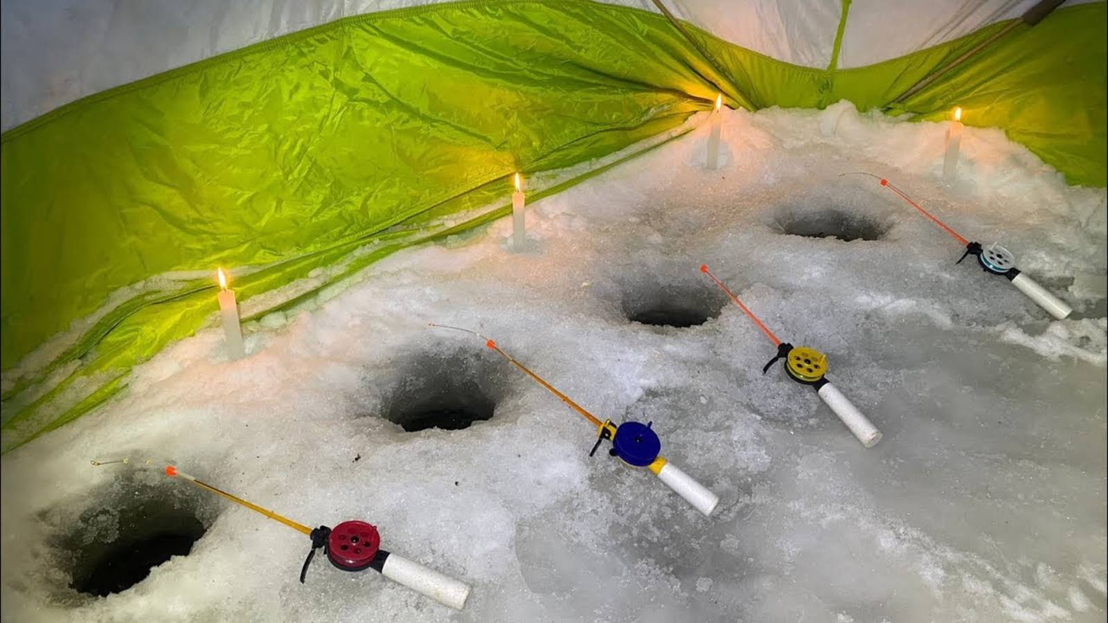 Зимняя рыбалка на плотву | Ловля плотвы ночью в палатке 2022 смотреть онлайн