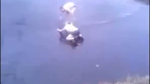 Бухой нырнул в лёд смотреть онлайн