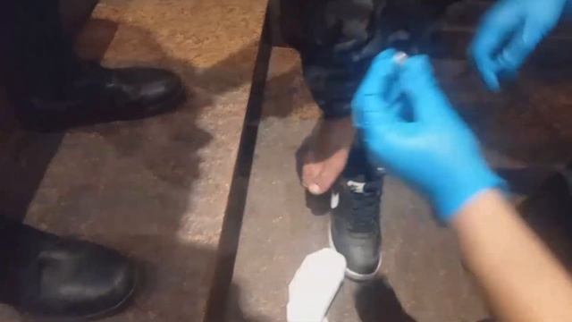 Шымкентте түнгі клубқа келушілердің шұлықтарынан есірткі табылды смотреть онлайн