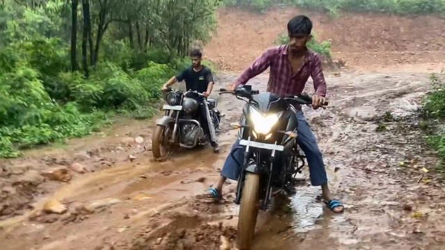Heavy bike Off-Roading || Bullet 350 vs Pulsar ns 125🥵|#offroadbikeriding #classic350 #pulsarns200 смотреть онлайн