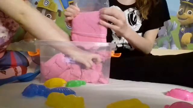 Мы с Аней открываем кинетический песок смотреть онлайн