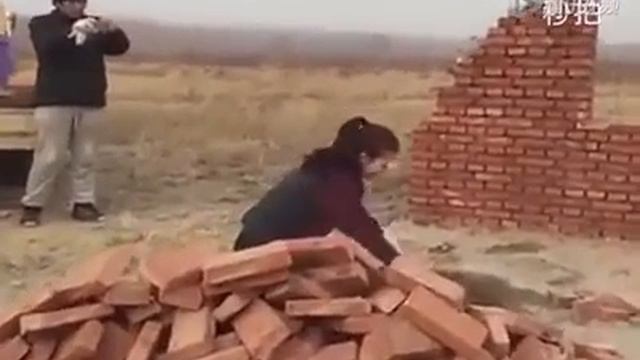 Девушка, красавица, кирпичеукладчица смотреть онлайн